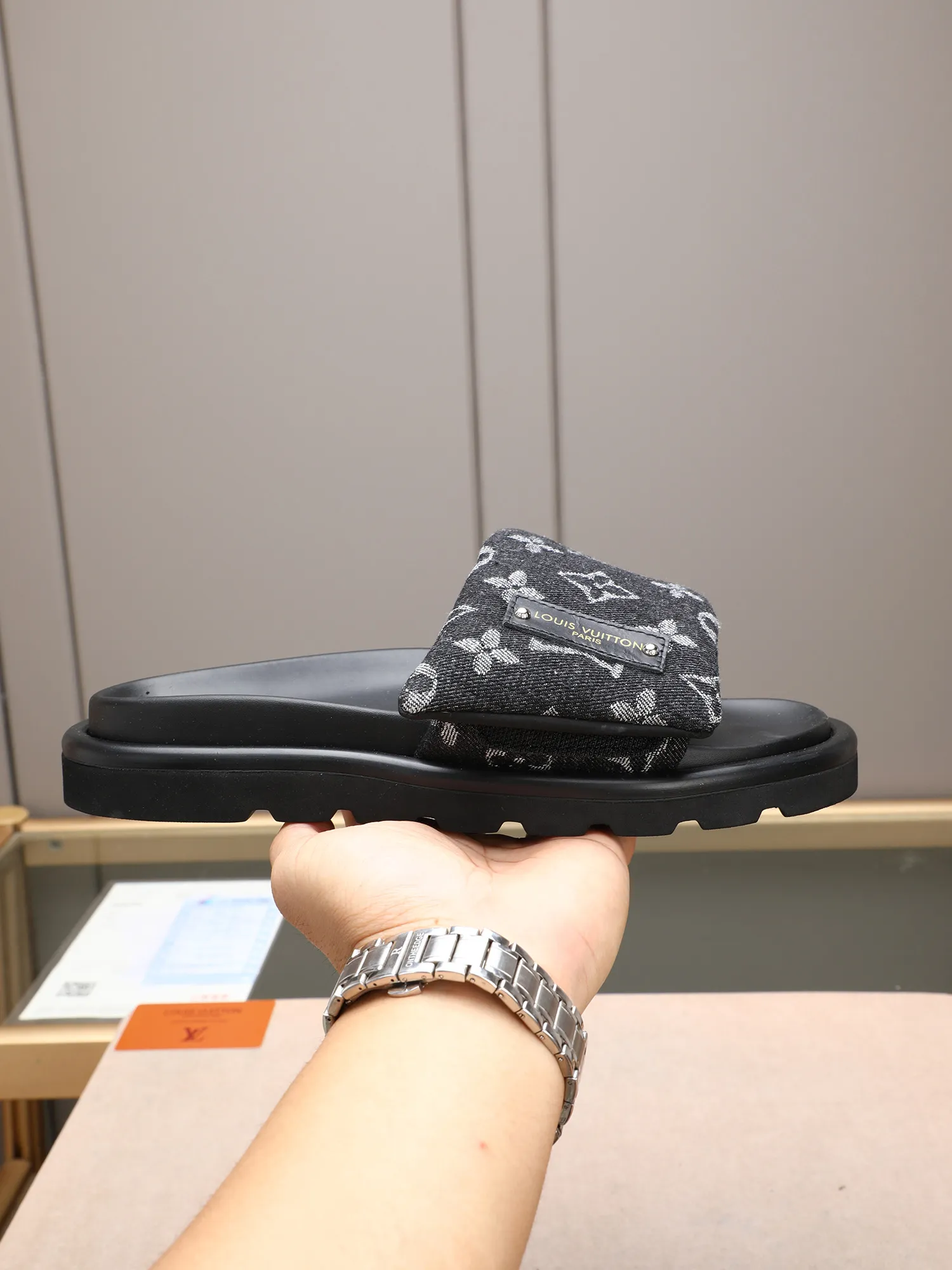 PP360 [LOUIS VUITTON] Louis Vuitton, LV printing, men's and women's slippers are on the market. The drawer box packaging comes with a cloth bag and a card. The upper pattern looks very soft and waxy, and it is a super versatile leg slimming tool. Fabric: imported denim/canvas/old fabric, LV hardware LOGO, official website pattern printing, comfortable to wear, feet: high-elastic PU water table. Sole: foam sole, heel height: about 5cm. Code number: 35-46, 35, 45, 46 are custom-made and non-returnable. Color: multiple colors and styles available.